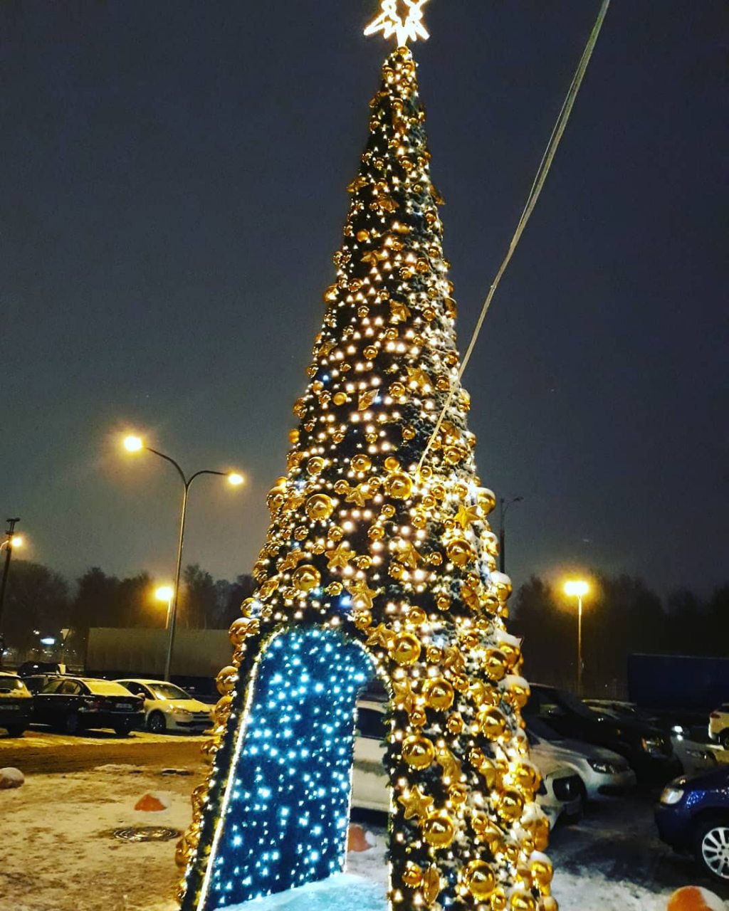 Высотная светодиодная елка возле гипермаркета Корона