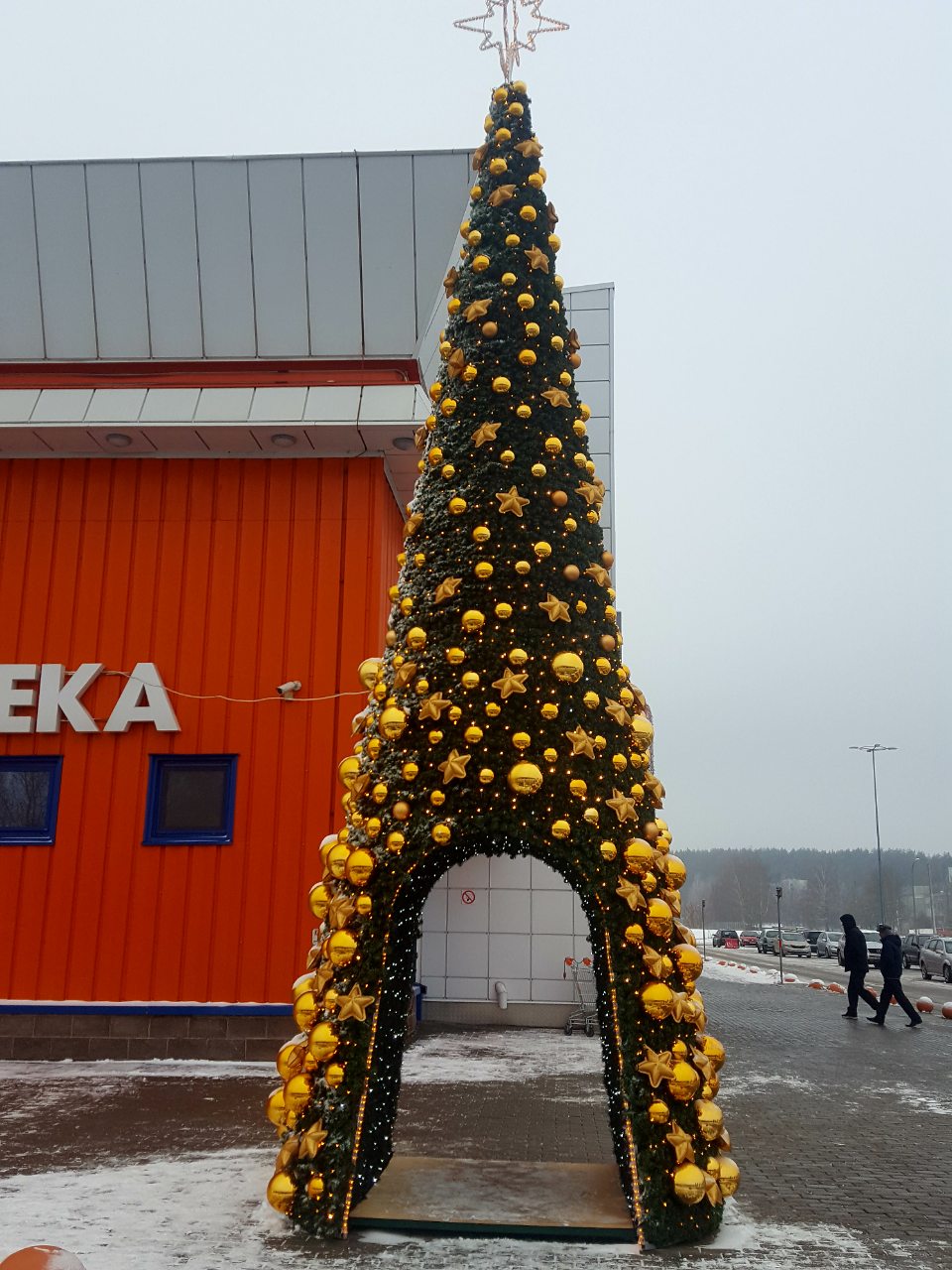 Высотная светодиодная елка возле гипермаркета Корона